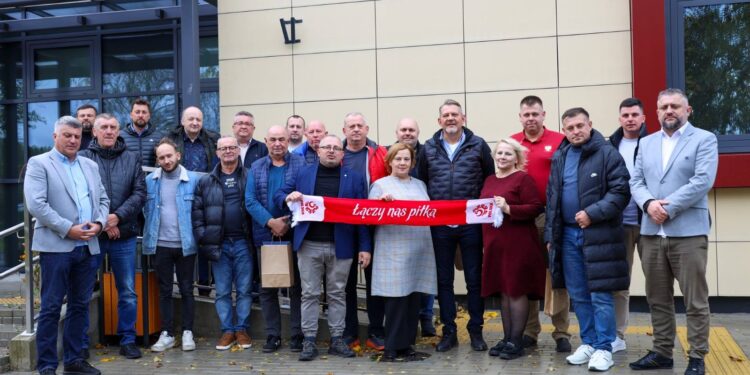 Działacze ŚZPN przekazali sprzęt sportowy gimnazjum w Bezdanach