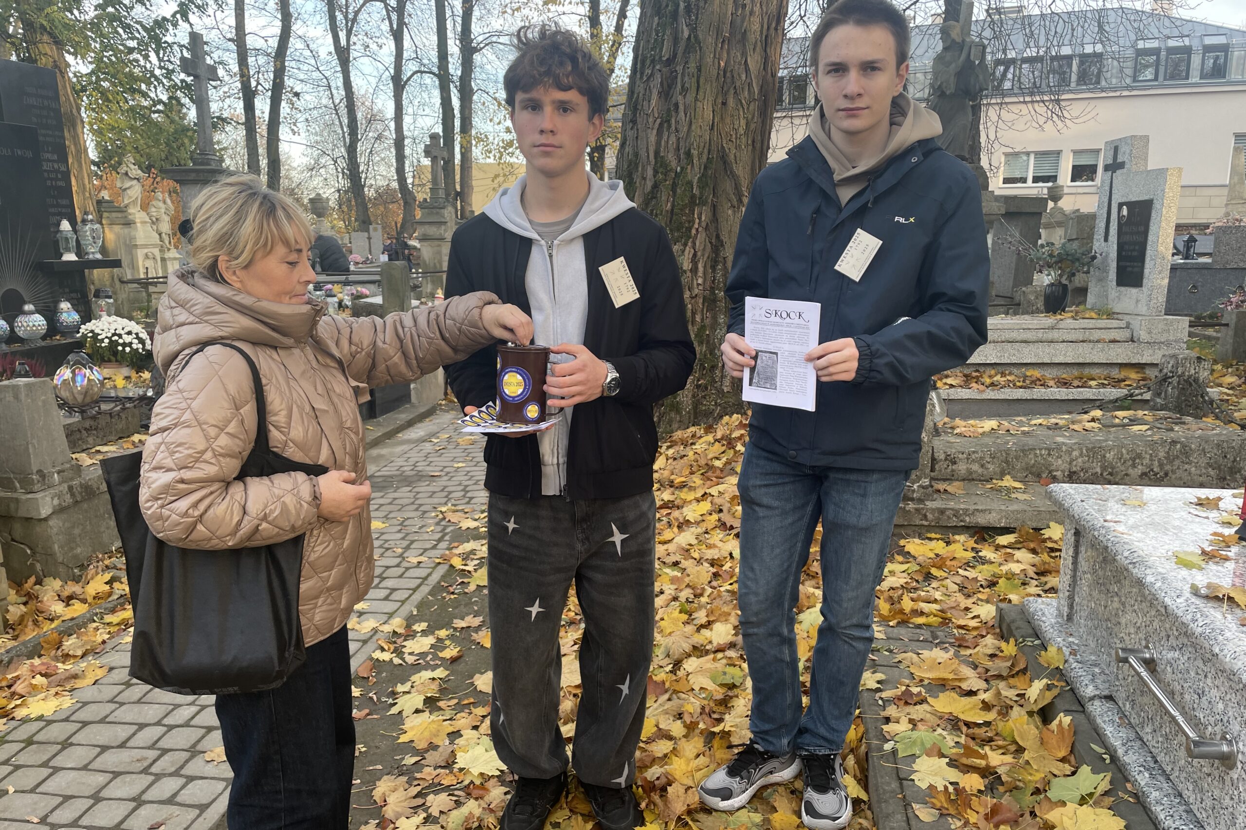 Sandomierscy wolontariusze kwestują - Radio Kielce 31.10.2025. Sandomierz. Kwesta -cmentarz katedralny / Fot. Grażyna Szlęzak-Wójcik - Radio Kielce