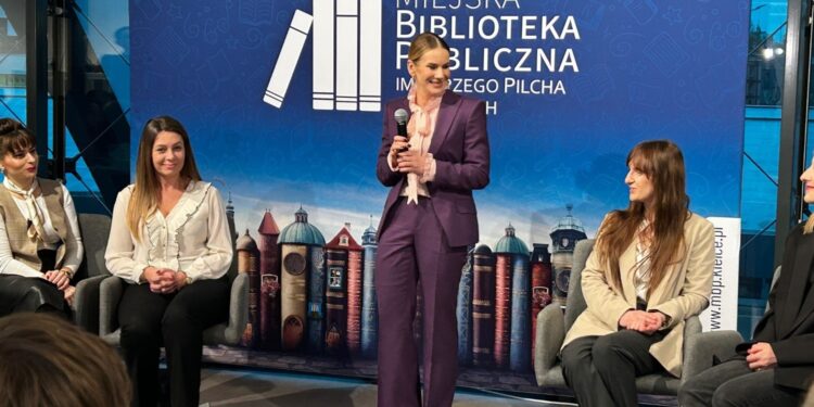 Pierwsza Dama spotkała się z kieleckimi mamami - Radio Kielce 30.10.2025. Kielce.„Poczytalnia na dVoRcu”. Spotkanie z Pierwszą Damą - Martą Nawrocką / Fot. Daniel Czwartosz - Radio Kielce