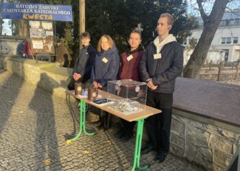Sandomierscy wolontariusze kwestują - Radio Kielce 31.10.2025. Sandomierz. Kwesta -cmentarz katedralny / Fot. Grażyna Szlęzak-Wójcik - Radio Kielce