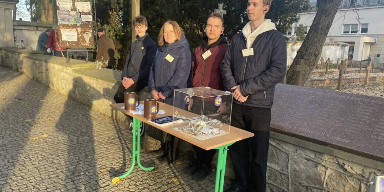 Sandomierscy wolontariusze kwestują - Radio Kielce 31.10.2025. Sandomierz. Kwesta -cmentarz katedralny / Fot. Grażyna Szlęzak-Wójcik - Radio Kielce