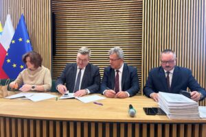 03.10.2025. Kielce. Kolejne samorządy z województwa świętokrzyskiego otrzymały pieniądze rządowe w ramach Programu Ochrony Ludności i Obrony Cywilnej / Fot. Izabela Mortas-Rubak - Radio Kielce