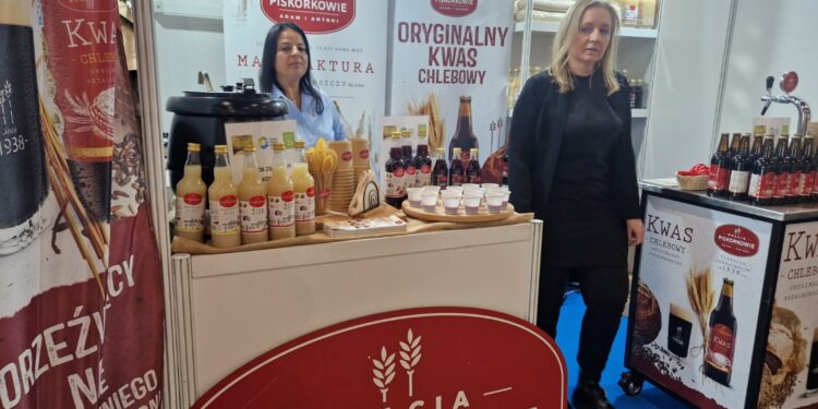Jest moda na naturalne żury, barszcze i zakwasy - Radio Kielce Stoisko Manufaktura Żuru i Barszczu na targach w Kielcach / Fot. Marzena Smoręda - Radio Kielce