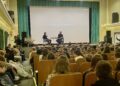 Chmielnickie Centrum Kultury. XIV Spotkania z Kinem o Żydowskich Wątkach im. Andrzeja Koziei w Chmielniku. Dzień drugi. Na zdjęciu (od lewej): Mateusz Trojański – edukator z Domu Anne Frank w Amsterdamie, Jarosław Skulski – filmoznawca / Fot. Dorota Klusek - Radio Kielce