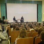 Chmielnickie Centrum Kultury. XIV Spotkania z Kinem o Żydowskich Wątkach im. Andrzeja Koziei w Chmielniku. Dzień drugi. Na zdjęciu (od lewej): Mateusz Trojański – edukator z Domu Anne Frank w Amsterdamie, Jarosław Skulski – filmoznawca / Fot. Dorota Klusek - Radio Kielce