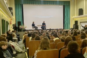 Chmielnickie Centrum Kultury. XIV Spotkania z Kinem o Żydowskich Wątkach im. Andrzeja Koziei w Chmielniku. Dzień drugi. Na zdjęciu (od lewej): Mateusz Trojański – edukator z Domu Anne Frank w Amsterdamie, Jarosław Skulski – filmoznawca / Fot. Dorota Klusek - Radio Kielce