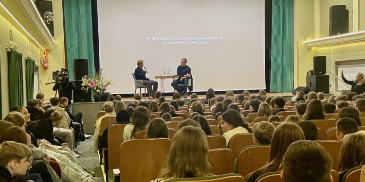 Chmielnickie Centrum Kultury. XIV Spotkania z Kinem o Żydowskich Wątkach im. Andrzeja Koziei w Chmielniku. Dzień drugi. Na zdjęciu (od lewej): Mateusz Trojański – edukator z Domu Anne Frank w Amsterdamie, Jarosław Skulski – filmoznawca / Fot. Dorota Klusek - Radio Kielce