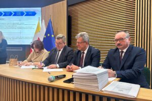 03.10.2025. Kielce. Kolejne samorządy z województwa świętokrzyskiego otrzymały pieniądze rządowe w ramach Programu Ochrony Ludności i Obrony Cywilnej / Fot. Izabela Mortas-Rubak - Radio Kielce