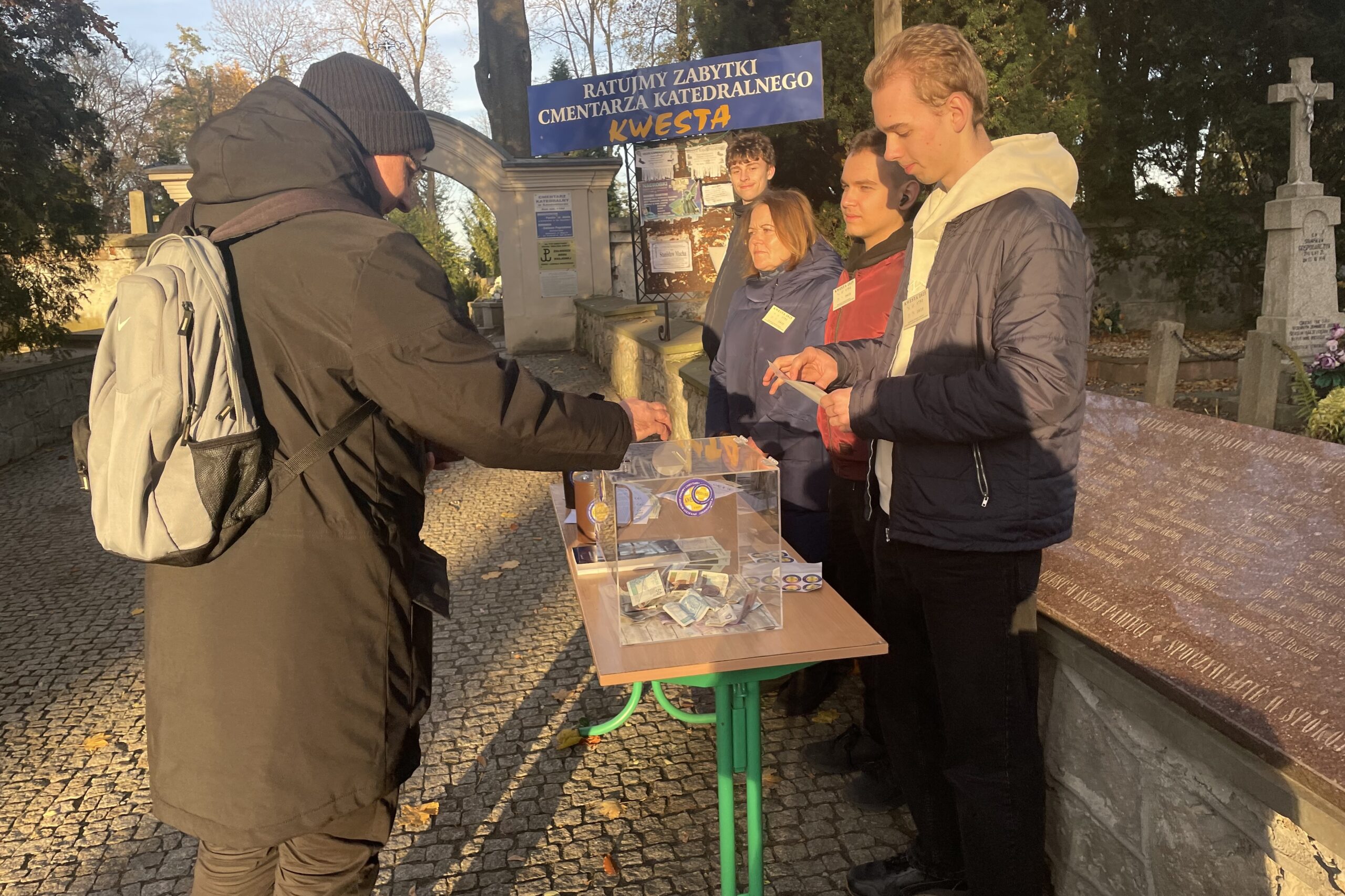Sandomierscy wolontariusze kwestują - Radio Kielce 31.10.2025. Sandomierz. Kwesta -cmentarz katedralny / Fot. Grażyna Szlęzak-Wójcik - Radio Kielce
