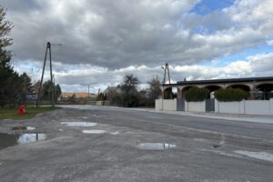 Ważna droga w Nowinach doczeka się przebudowy? - Radio Kielce 30.10.2025. Nowiny. Fragment ul. Chorzowskiej, który ma być modernizowany / Fot. Marcin Marszałek - Radio Kielce