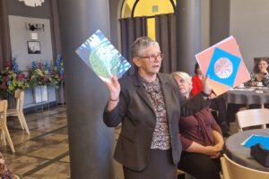 Lucyna Kozłowska i jej wycinanki / Fot. Marzena Smoręda - Radio Kielce