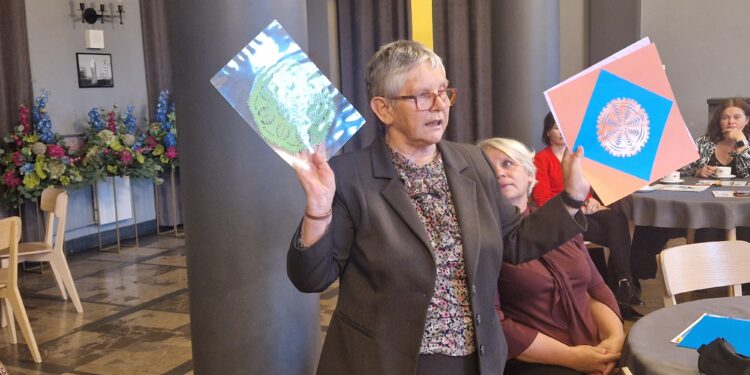 Lucyna Kozłowska i jej wycinanki / Fot. Marzena Smoręda - Radio Kielce