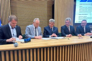 03.10.2025. Kielce. Kolejne samorządy z województwa świętokrzyskiego otrzymały pieniądze rządowe w ramach Programu Ochrony Ludności i Obrony Cywilnej / Fot. Izabela Mortas-Rubak - Radio Kielce