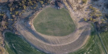 Dawny gród rozorany przez rolnicze pługi