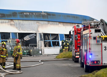16.10.2025. Rusocin. Strażacy dogaszają pożar, który objął halę magazynową w Rusocinie (woj. pomorskie). Konstrukcja hali uległa częściowemu zawaleniu / Fot. PAP - Andrzej Jackowski