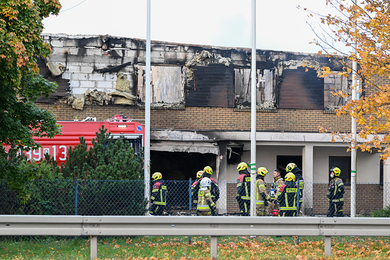 16.10.2025. Rusocin. Strażacy dogaszają pożar, który objął halę magazynową w Rusocinie (woj. pomorskie). Konstrukcja hali uległa częściowemu zawaleniu / Fot. PAP - Andrzej Jackowski 16.10.2025. Rusocin. Strażacy dogaszają pożar, który objął halę magazynową w Rusocinie (woj. pomorskie). Konstrukcja hali uległa częściowemu zawaleniu / Fot. PAP - Andrzej Jackowski