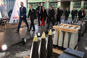 MESKO będzie produkowało więcej korpusów amunicji artyleryjskiej - Radio Kielce 29.10.2025. Kraśnik. Uroczystość wmurowania kamienia węgielnego pod budowę nowej fabryki korpusów amunicji artyleryjskiej 155 mm / Fot. PAP/Wojtek Jargiło