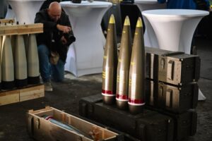 MESKO będzie produkowało więcej korpusów amunicji artyleryjskiej - Radio Kielce 29.10.2025. Kraśnik. Uroczystość wmurowania kamienia węgielnego pod budowę nowej fabryki korpusów amunicji artyleryjskiej 155 mm / Fot. PAP/Wojtek Jargiło