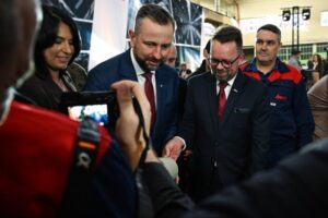 MESKO będzie produkowało więcej korpusów amunicji artyleryjskiej - Radio Kielce 29.10.2025. Kraśnik. Uroczystość wmurowania kamienia węgielnego pod budowę nowej fabryki korpusów amunicji artyleryjskiej 155 mm / Fot. PAP/Wojtek Jargiło