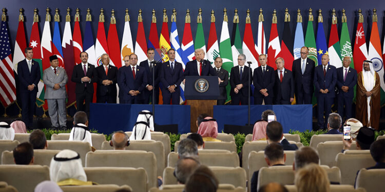 Podpisano plan pokojowy dla Strefy Gazy, Hamas uwolnił żyjących zakładników / Fot. PAP/EPA - Yoan Valat
