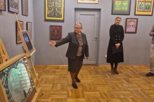 Lucyna Kozłowska i jej wycinanki / Fot. Marzena Smoręda - Radio Kielce