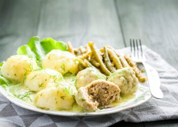 Pulpety drobiowe na parze w sosie koperkowym - Radio Kielce Pulpety drobiowe na parze w sosie koperkowym