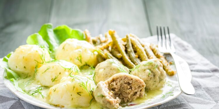 Pulpety drobiowe na parze w sosie koperkowym - Radio Kielce Pulpety drobiowe na parze w sosie koperkowym