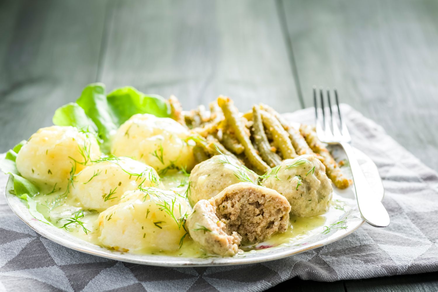 Pulpety drobiowe na parze w sosie koperkowym