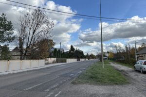 Ważna droga w Nowinach doczeka się przebudowy? - Radio Kielce 30.10.2025. Nowiny. Fragment ul. Chorzowskiej, który ma być modernizowany / Fot. Marcin Marszałek - Radio Kielce