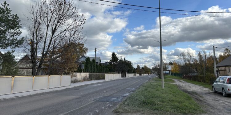 Ważna droga w Nowinach doczeka się przebudowy? - Radio Kielce 30.10.2025. Nowiny. Fragment ul. Chorzowskiej, który ma być modernizowany / Fot. Marcin Marszałek - Radio Kielce