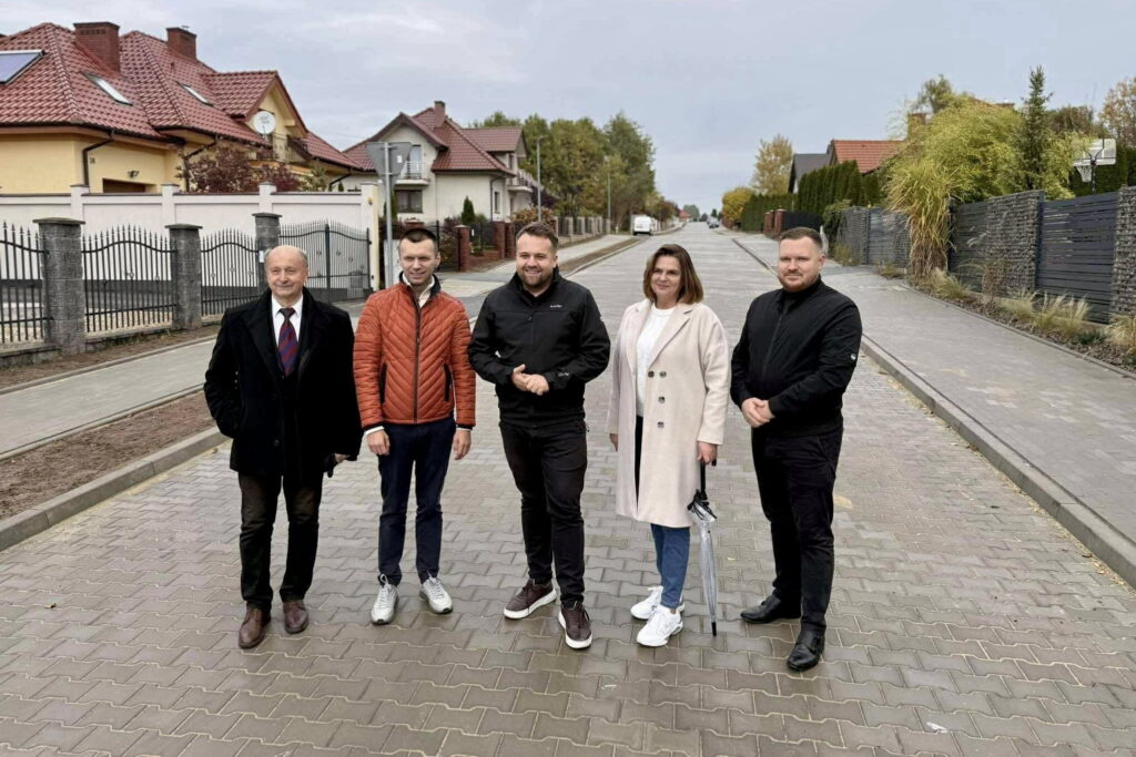 Gruntowa droga zyskała nawierzchnię - Radio Kielce Gruntowa droga zyskała nawierzchnię - Radio Kielce