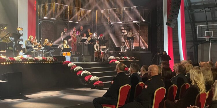 11.11.2025. Staszów. Koncert „Filmowa Niepodległa" / Fot. Grażyna Szlęzak-Wójcik - Radio Kielce