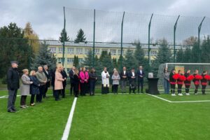 12.11.2025. Sandomierz. Otwarcie boiska wielofunkcyjnego przy Zespole Szkół Technicznych i Ogólnokształcących / Fot. Grażyna Szlęzak-Wójcik - Radio Kielce