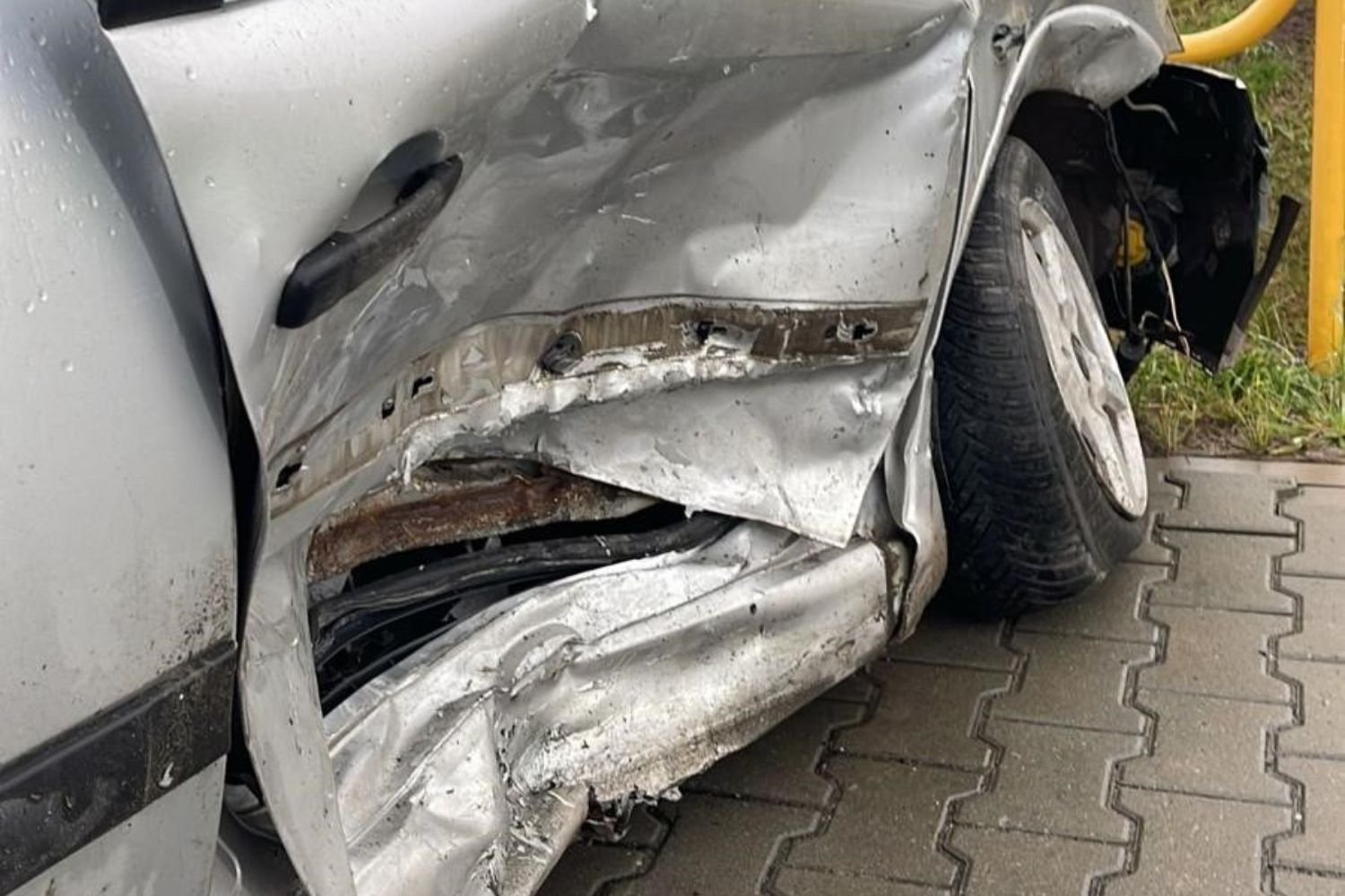 Trzy osoby, w tym półtoraroczne dziecko, poszkodowane w wypadku w Sukowie - Radio Kielce 15.11.2025. Suków. Wypadek / Fot. policja