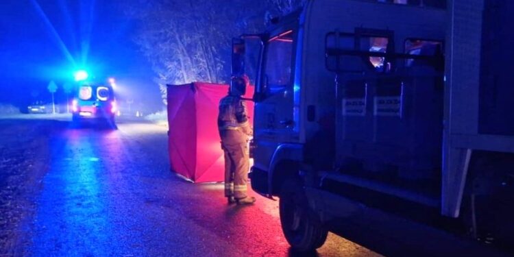 Ciężarówka najechała na mężczyznę, który leżał na pasie ruchu - Radio Kielce Ciężarówka najechała na mężczyznę, który leżał na pasie ruchu