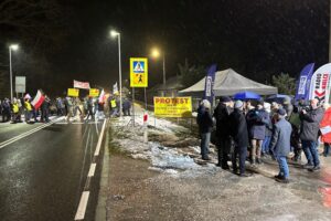 INTERWENCJA. Mieszkańcy protestują przeciwko rozbudowie drogi krajowej - Radio Kielce 26.11.2025. Jaronowice. Program Interwencja / Fot. Wojciech Bolewski - Radio Kielce