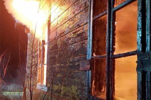 Pożar w gminie Bliżyn. Budynek w ogniu - Radio Kielce 27.11.2025. Kucębów. Pożar / źródło: PSP Skarżysko