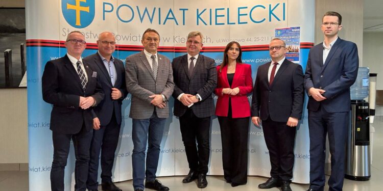 Można pomóc Polakom na Wileńszczyźnie - Radio Kielce 06.11.2025. Kielce. Starostwo Powiatowe. Konferencja nt. akcji „Paczka dla Rodaka na Wileńszczyźnie” / Fot. Marcin Marszałek - Radio Kielce