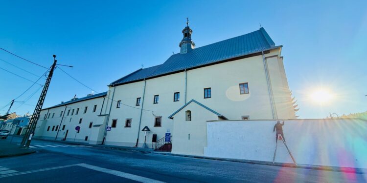 Klasztor w sercu miasta zyskał drugie życie - Radio Kielce Chęciny. Klasztor Sióstr Bernardynek / Fot. Urząd Miasta i Gminy Chęciny