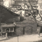 Kielce. Plac Artystów. Lata 1954-1956. Z prawej strony powstaje budynek, w którym mieścił się sklep Mody Polskiej / źródło: fotopolska.eu