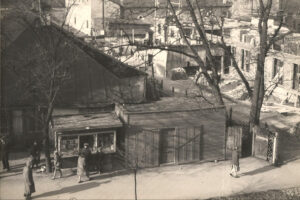 Historia kieleckich ulic. Place Artystów i Konstytucji 3 Maja - Radio Kielce Kielce. Plac Artystów. Lata 1954-1956. Z prawej strony powstaje budynek, w którym mieścił się sklep Mody Polskiej / źródło: fotopolska.eu