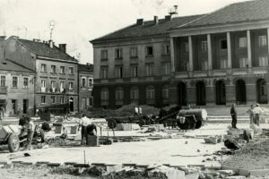 Historia kieleckich ulic. Place Artystów i Konstytucji 3 Maja - Radio Kielce Kielce. Plac Konstytucji 3 Maja. Lata 1965-1969 / źródło: fotopolska.eu