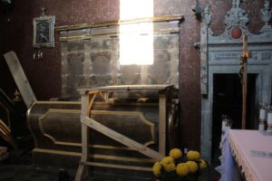 Kościół św. Piotra i Pawła w Sancygniowie. Prace konserwatorskie przy renowacji zabytkowych stalli / Fot. Marta Gajda-Kruk - Radio Kielce