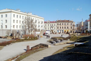 Historia kieleckich ulic. Place Artystów i Konstytucji 3 Maja - Radio Kielce Kielce. Plac Artystów. 4 marca 2013 roku. Widok w kierunku ulicy Sienkiewicza / źródło: fotopolska.eu