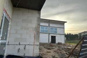 Podkielecka gmina stawia na sport. Dzieci będą ćwiczyć w nowoczesnych halach - Radio Kielce Hala sportowa przy szkole w Chełmcach / Fot. Marcin Marszałek - Radio Kielce