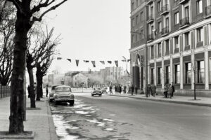 Historia kieleckich ulic. Paderewskiego - Radio Kielce Kielce. Ulica Paderewskiego. Lata 1961-1963. Widok w kierunku ronda / źródło: facebook.com/kieleckieinwestycje