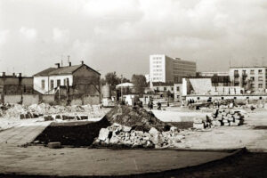 Historia kieleckich ulic. Place Artystów i Konstytucji 3 Maja - Radio Kielce Kielce. Plac Konstytucji 3 Maja. Wrzesień 1975 roku / źródło: fotopolska.eu