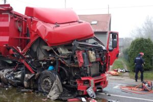 Zderzenie ze śmieciarką. Kierowca zakleszczony w szoferce