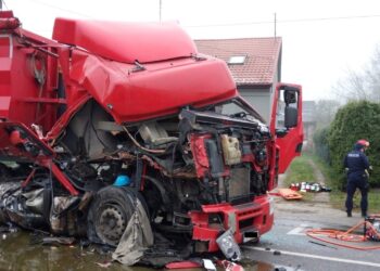 Zderzenie ze śmieciarką. Kierowca zakleszczony w szoferce - Radio Kielce Zderzenie ze śmieciarką. Kierowca zakleszczony w szoferce