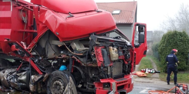 Zderzenie ze śmieciarką. Kierowca zakleszczony w szoferce